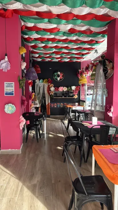 Comedor de La Eskinita con banderines de papel picado
