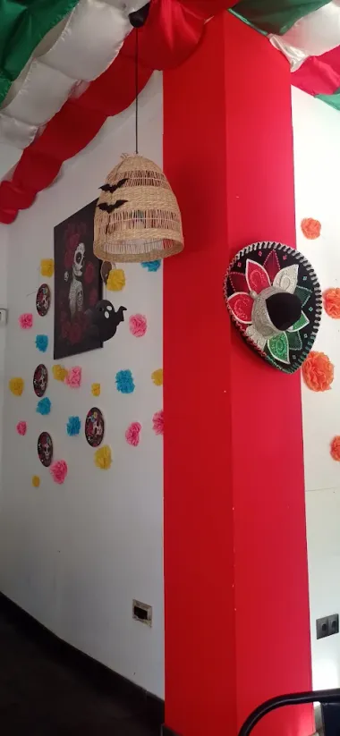 Decoración mexicana de La Eskinita: sombrero y Catrina